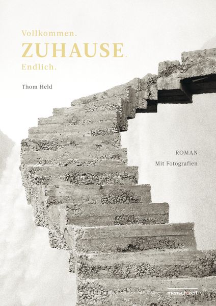 Cover von Vollkommen.ZUHAUSE.Endlich. – Finden die Menschen Wege hin zum ersehnten „Langen Zuhause“ – durch das Dickicht lebensweltlicher Polykrisen, durchs Anthropozän?