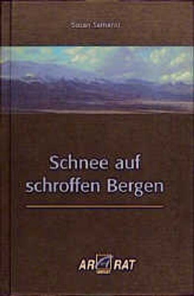 Cover von Schnee auf schroffen Bergen