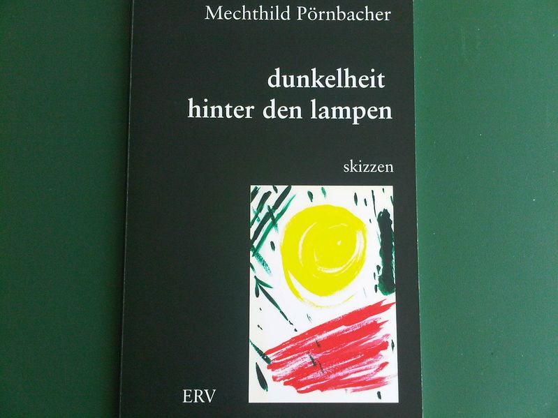 Cover von dunkelheit hinter den lampen