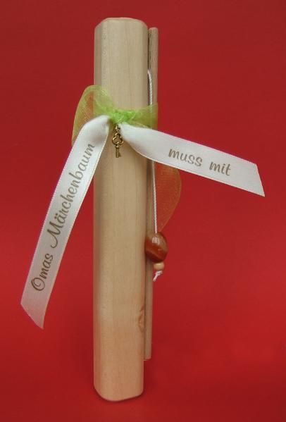 Cover von „Omas Märchenbaum muss mit“ neues, großes Holzrollbuch von Petra Sellmayr-Vaas,